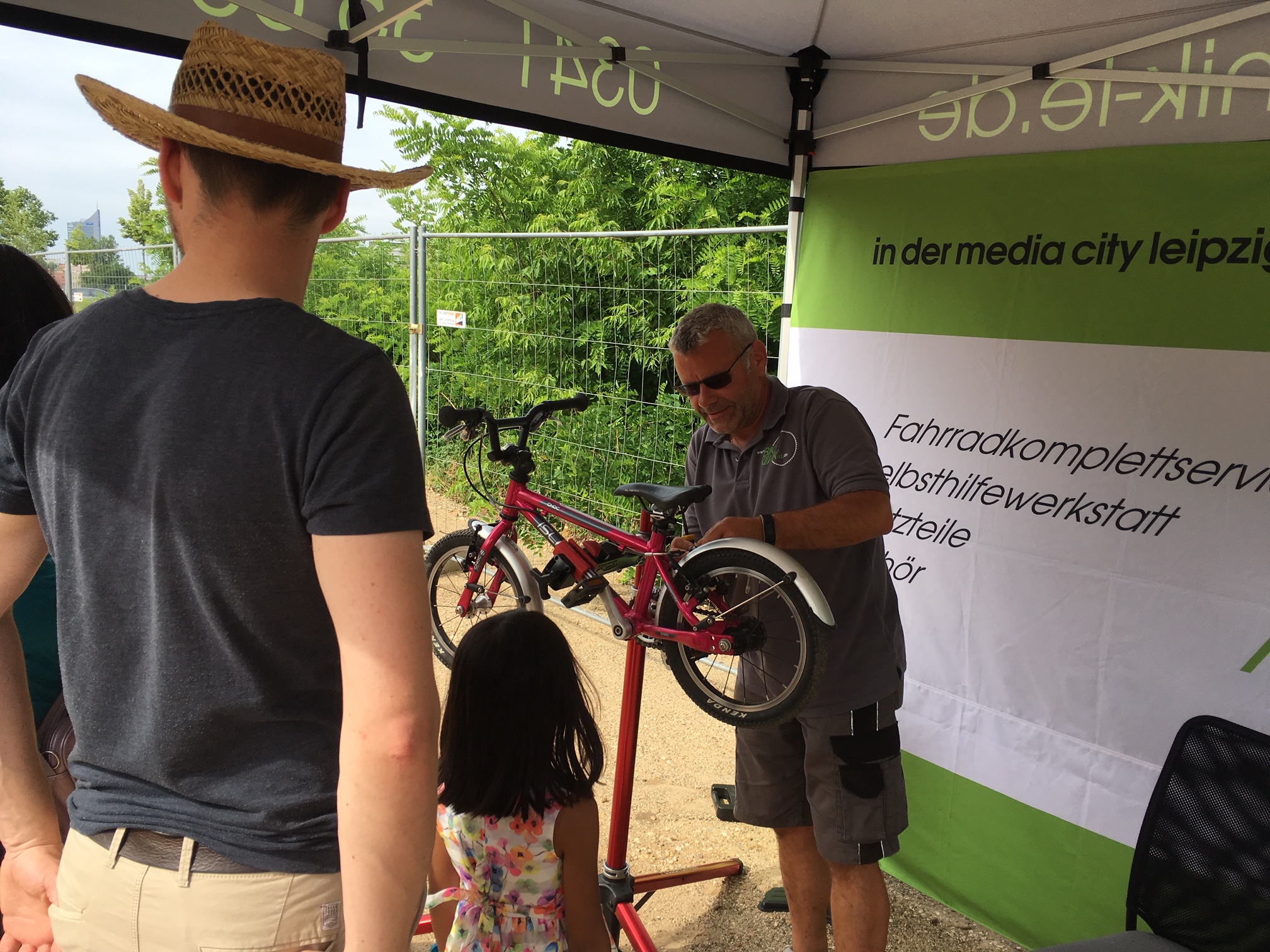 Lars Kleßig von der BikeKlinik LE checkt die Fahrräder der Jüngsten.