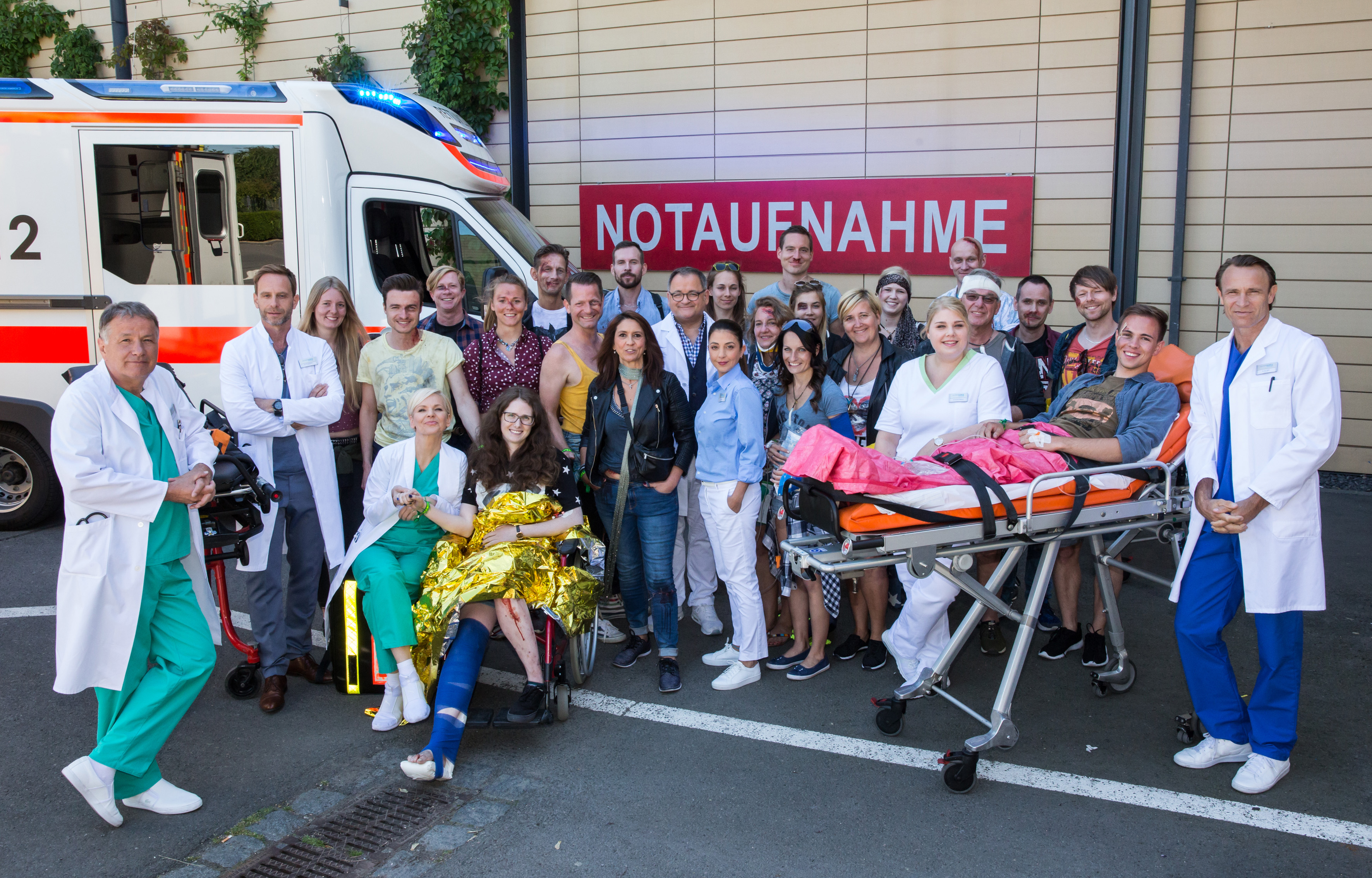 20 Fans haben bei der Jubiläumsfolge „Ein verrückter Tag“ als Komparsen mitgespielt. (Bildrechte: MDR/Saxonia Media) (Jubiläumsfolge „Ein verrückter Tag 1“ – Bildrechte: MDR/Saxonia Media): 20 Fans haben bei der Jubiläumsfolge „Ein verrückter Tag“ als Komparsen mitgespielt.