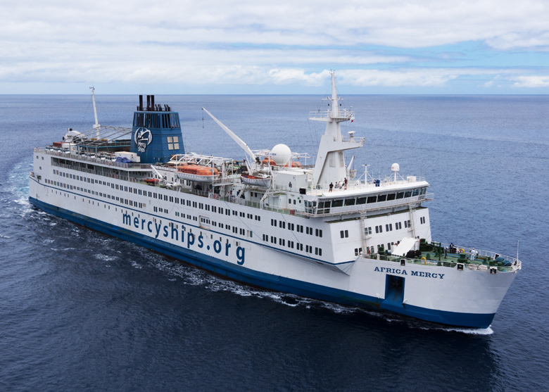 Die "Africa Mercy" auf hoher See (Foto: Mercy Ships) Die "Africa Mercy" auf hoher See (Foto: Mercy Ships)