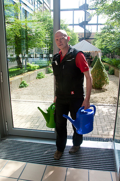 Blumengießen bedeutet, 200 Liter Regenwasser zu verteilen (Foto: Peter Männig) Blumengießen bedeutet, 200 Liter Regenwasser zu verteilen (Foto: Peter Männig)