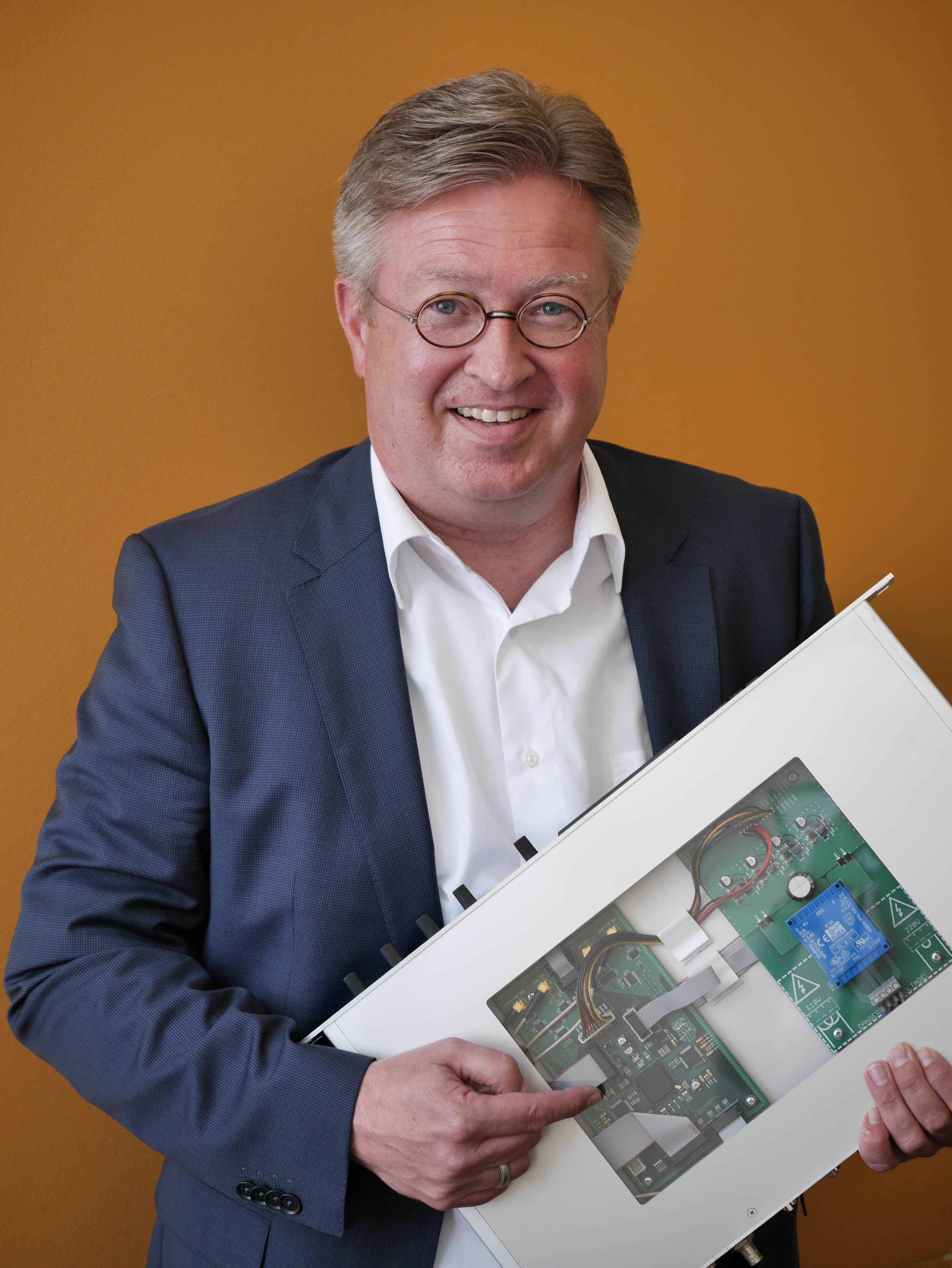 Patrik Albus, Geschäftsführer der DREFA MSG mit dem neuen ColorServant Patrik Albus, Geschäftsführer der DREFA MSG mit dem neuen ColorServant