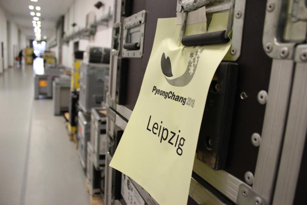 Hunderte Kisten mit Technik müssen ausgepackt und eingebaut werden. Hunderte Kisten mit Technik müssen ausgepackt und eingebaut werden.