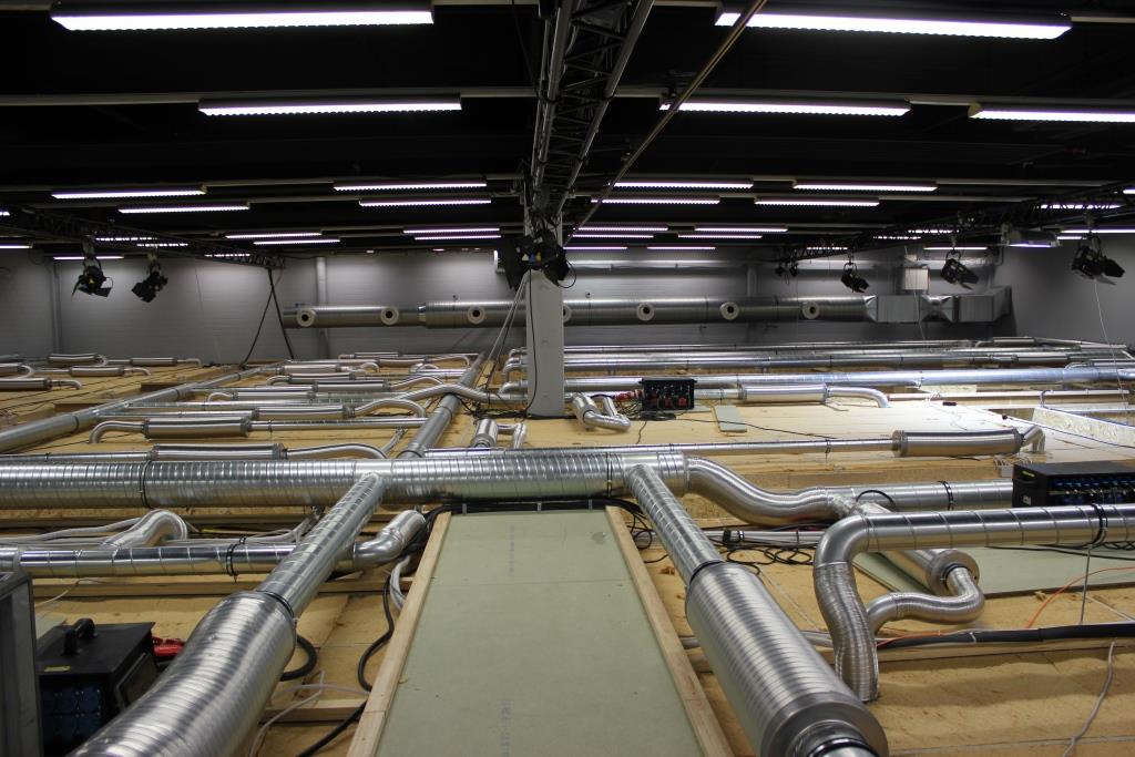 Dem Nationalen Sendezentrum auf’s Dach geschaut: Es wurde komplett ins Studio 5 eingebaut. Dem Nationalen Sendezentrum auf’s Dach geschaut: Es wurde komplett ins Studio 5 eingebaut.